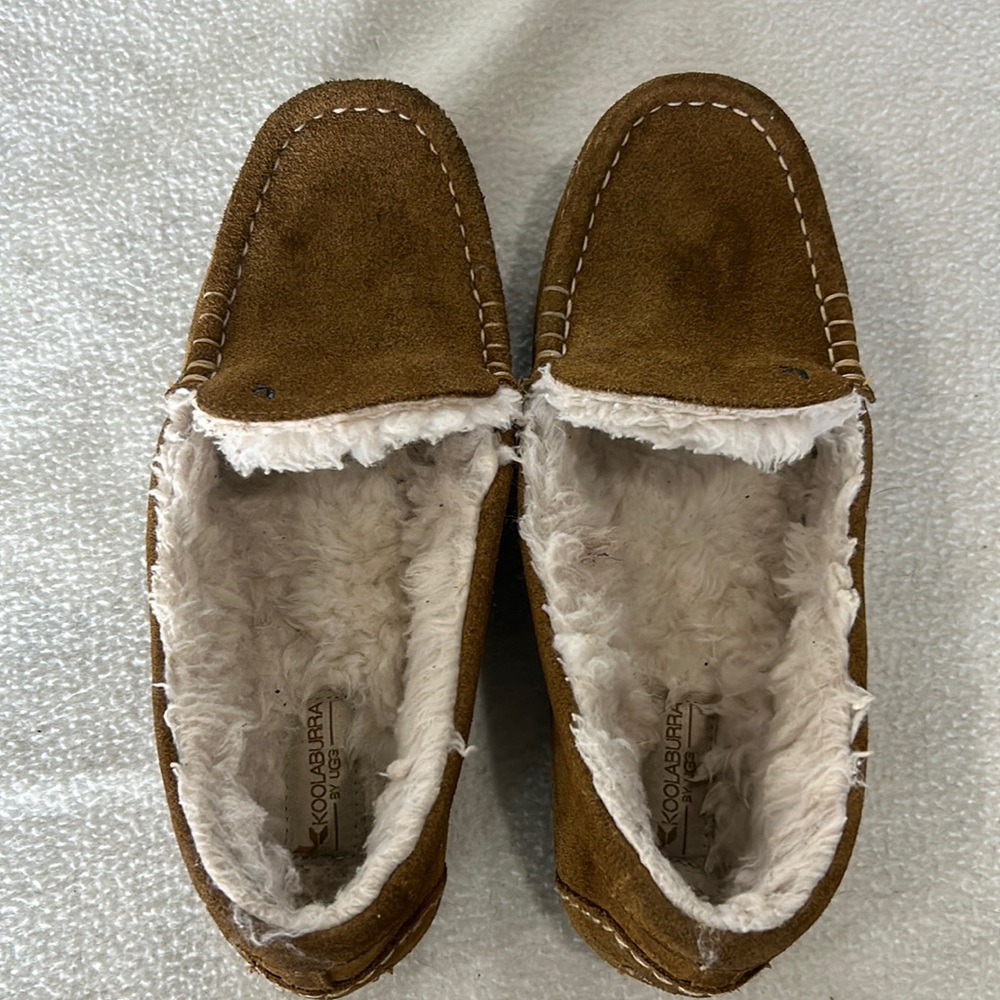 Koolabura by Ugg Women’s Lezly Moccasin Slippers Loafers. Size 8